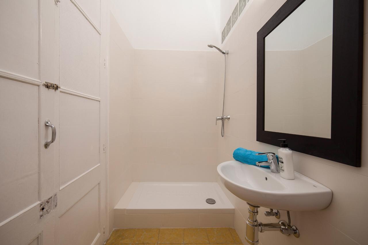 Bed In Girona Bed and Breakfast Buitenkant foto